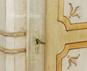 Armadietto da camera in legno massello dipinto a mano stile classico